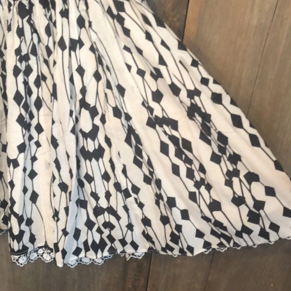 Forever 21 Pleated Skirt in Black & White Size Medium